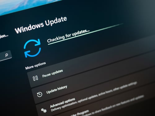 Windows laptop die naar software updates zoekt