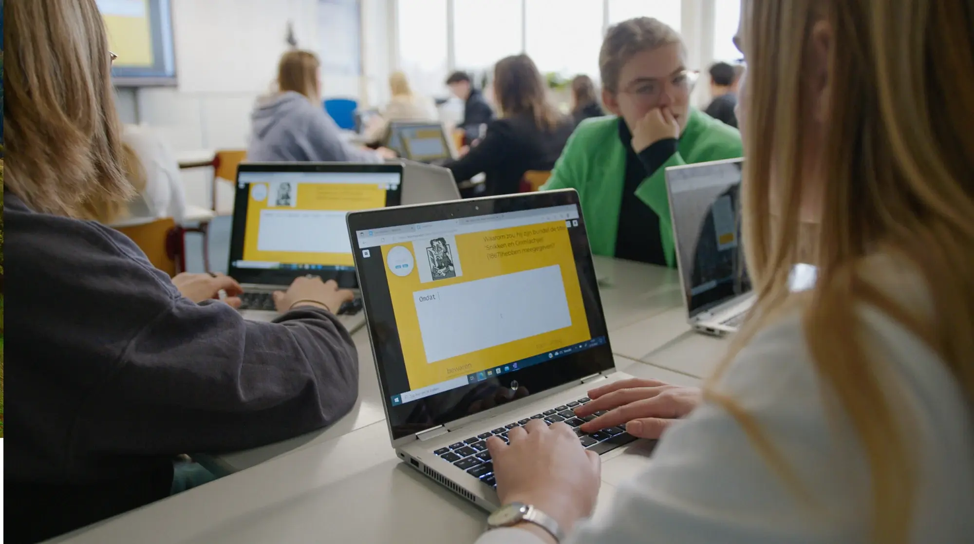 Leerlingen van Vechtdal college aan het werken op laptops van Academic Hardware